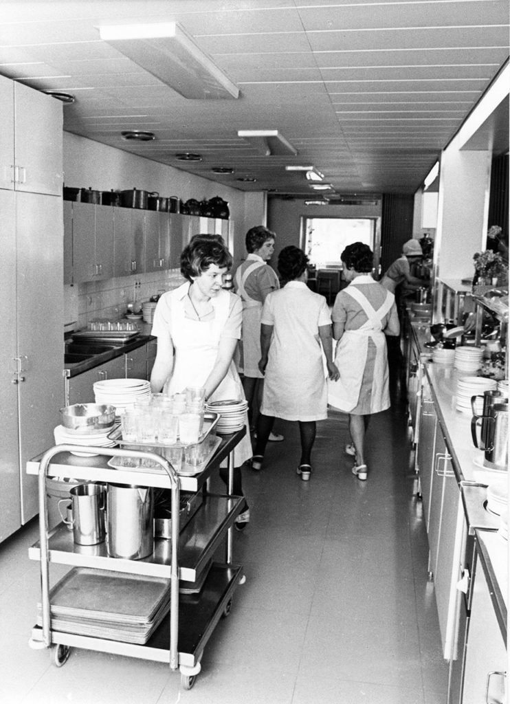 Pitkäniemen sairaalan keittiö vuonna 1965.